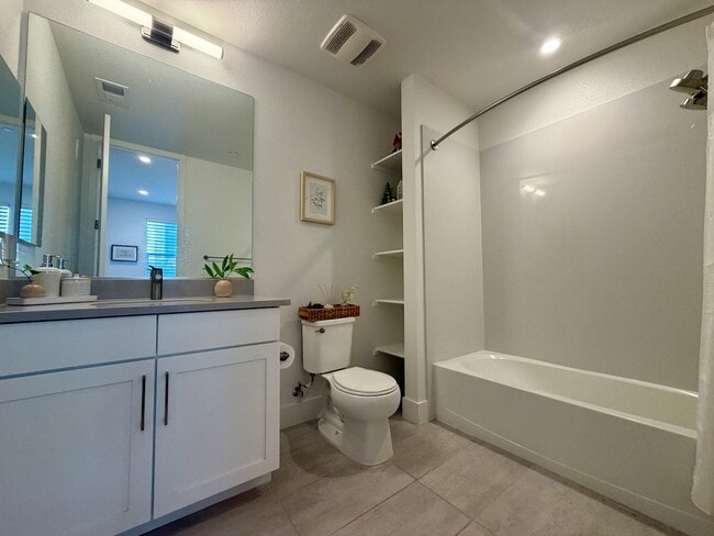 Building Photo - 561 Pilgrim Dr