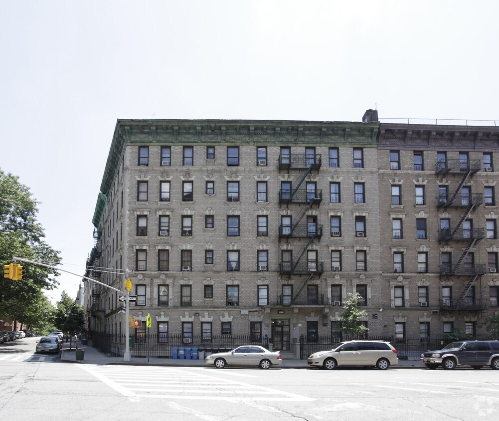 Foto del edificio - 32 Macombs Pl