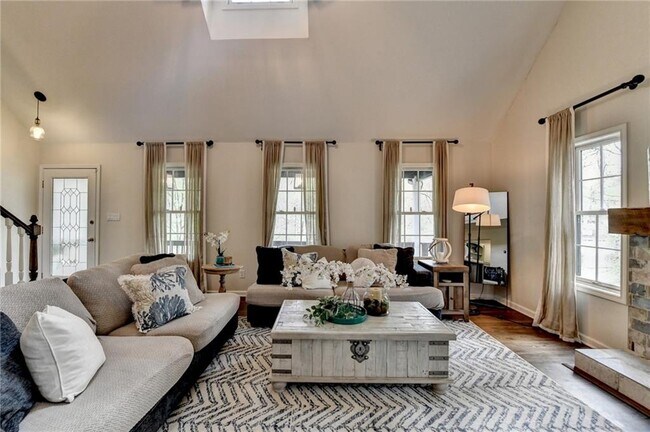 Foto del edificio - 443 Lakeshore Dr NW