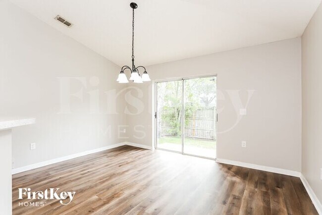 Foto del edificio - 8408 Oak Crossing Dr W