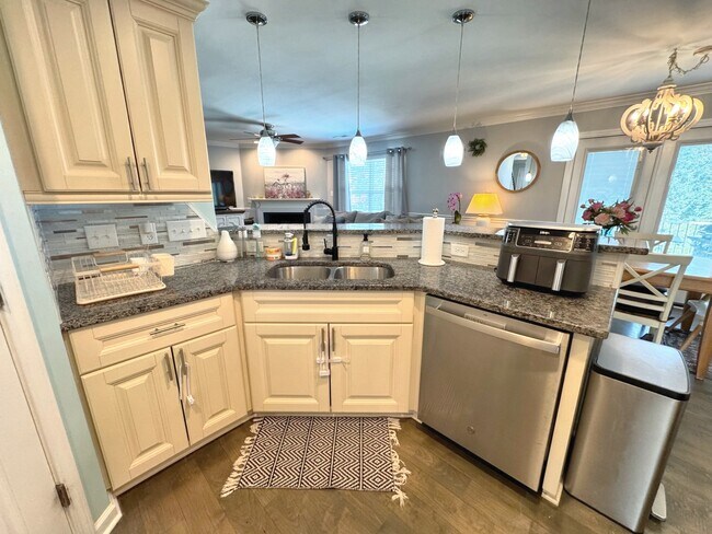 Building Photo - 105 Willow Bend Dr