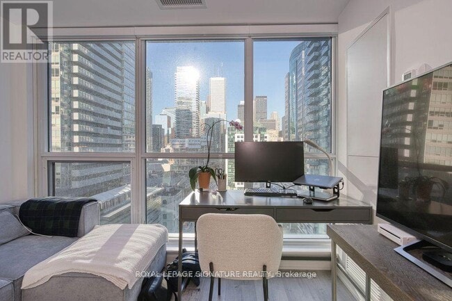 Building Photo - 327 King St W