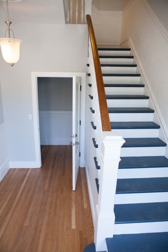 escalera interior de los apartamentos - 2358 Bryant St