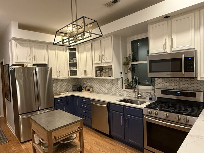 Foto del edificio - 2455 N Sawyer Ave