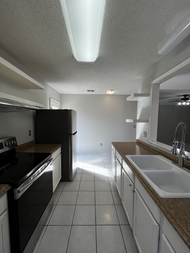 Building Photo - 2813 Capri St