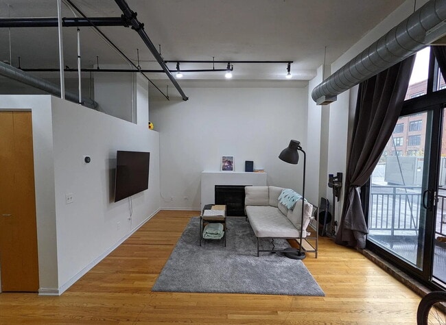Building Photo - Well-Appointed Unit with Quality Finishes