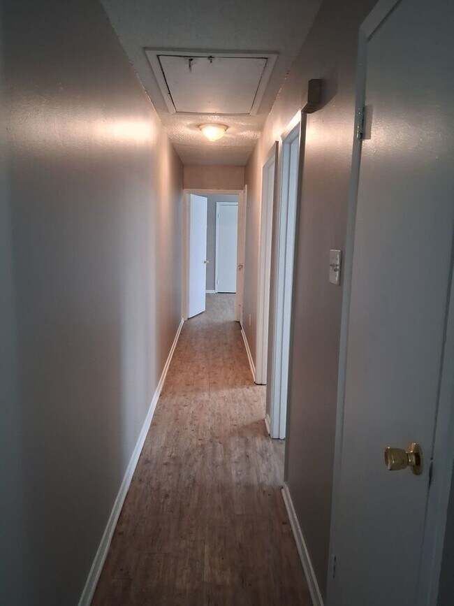 Building Photo - Very Nice 4 Bedroom 2 Bath Duplex - Available Now!