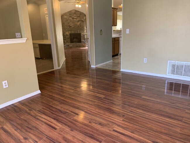 Foto del edificio - "Spacious 3-Bedroom Oasis with 2 Full Bath...