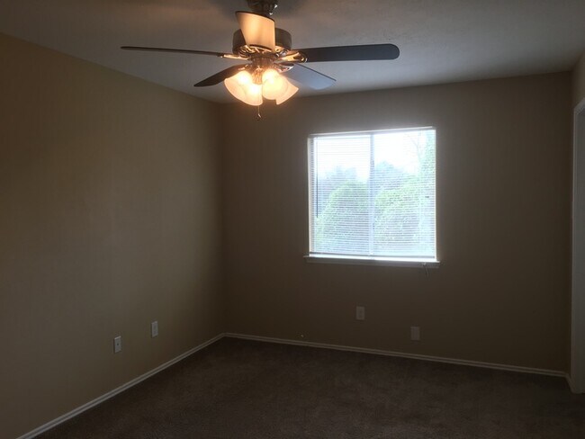 Foto del edificio - 8402 Storm Creek Dr