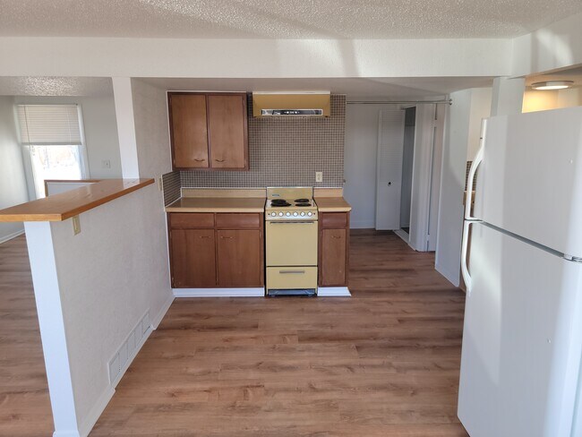 Kitchen - 8925 Oakwood St