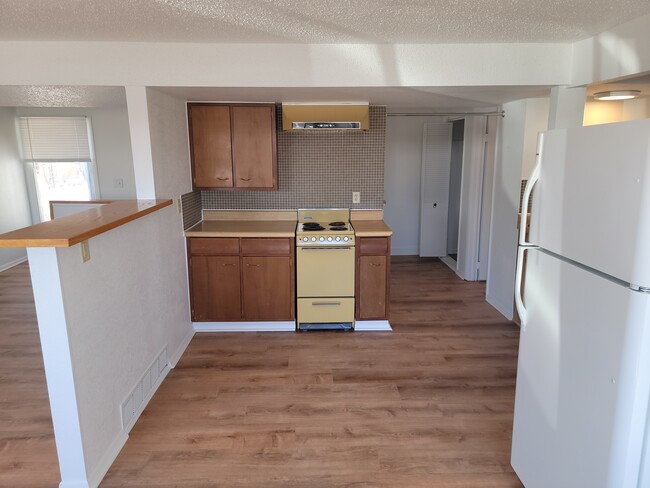 Kitchen - 8925 Oakwood St