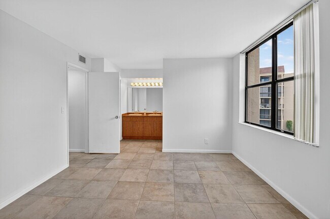 Building Photo - 2255 Lindell Blvd