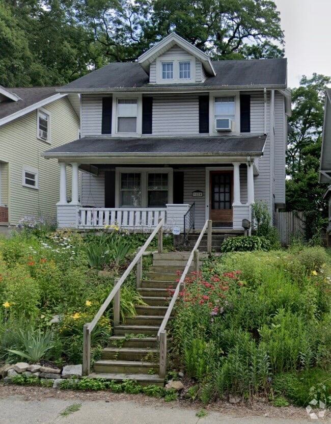 Building Photo - 1024 E Stewart St
