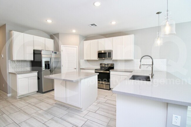 Building Photo - 2765 E Behrend Dr