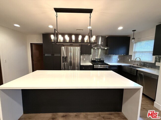 Foto del edificio - 5757 Vesper Ave