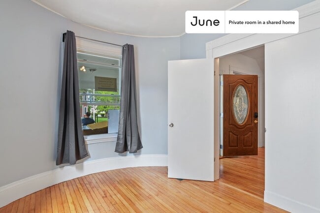 Building Photo - Room in Shared 6 bed/1.5 bath home