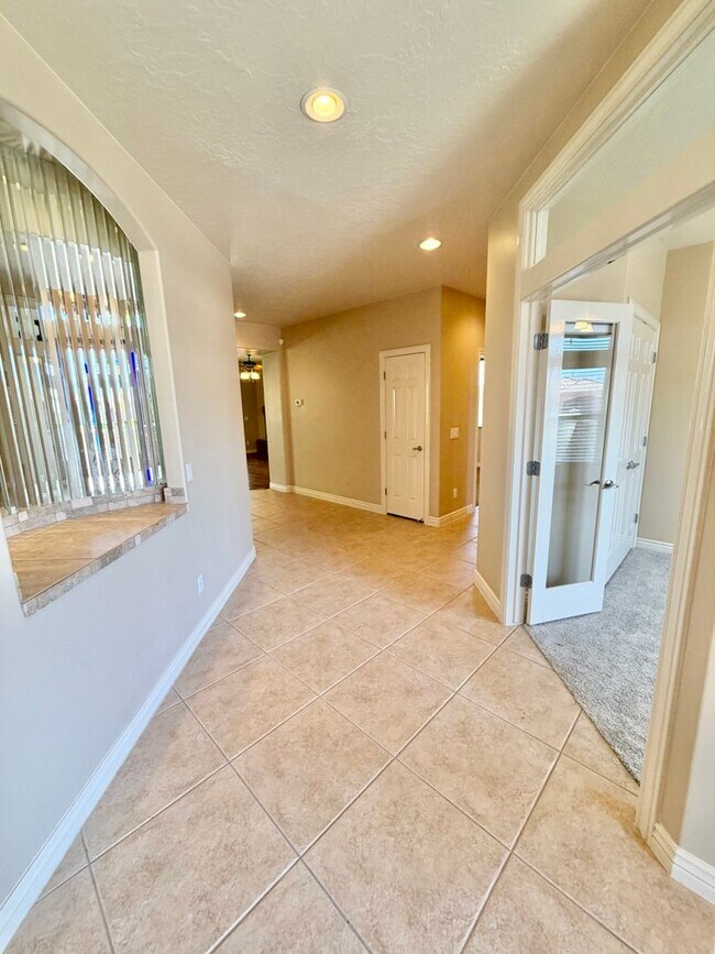 Foto del edificio - 2176 N Gunsight Dr