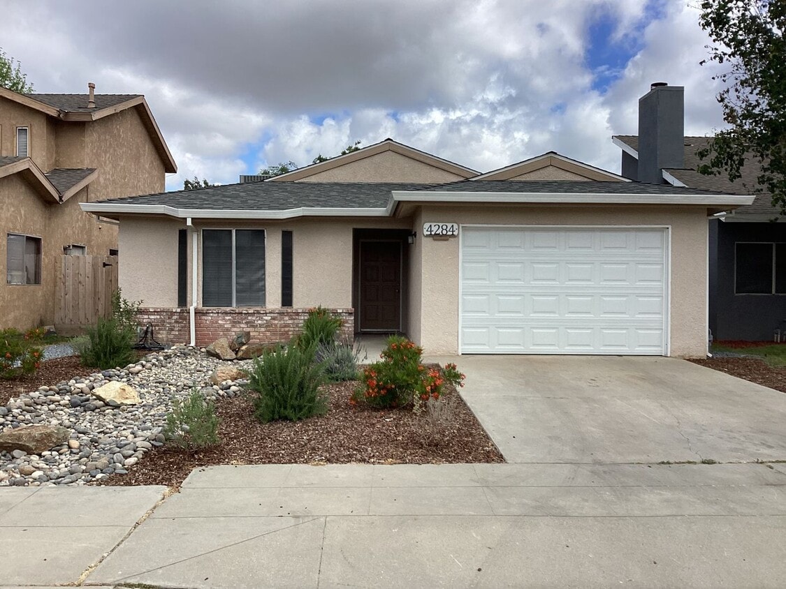 Foto principal - 4284 W Princeton Ave