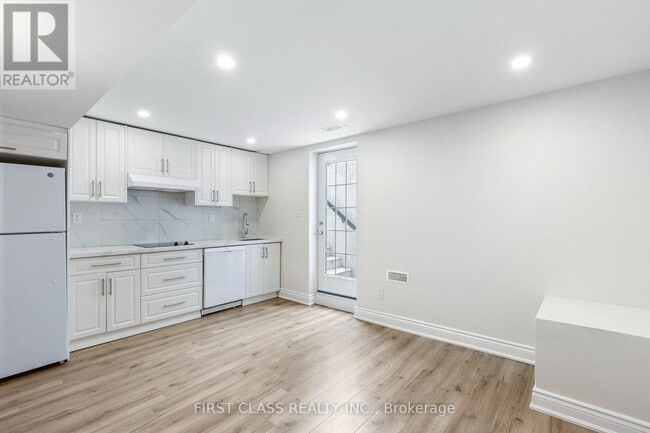 Building Photo - 802 Yates Dr