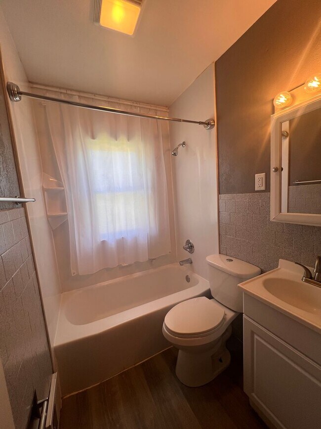 Foto del edificio - Cozy 2 Bed 1 Bath HOUSE w Garage