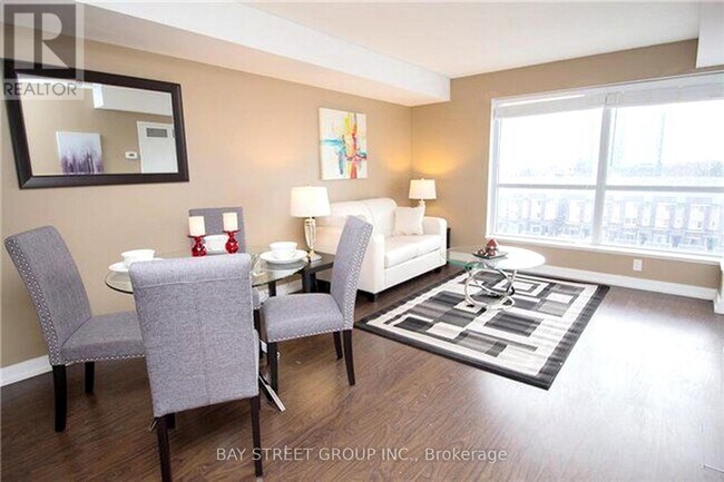 Photo du bâtiment - 181 Village Green Square