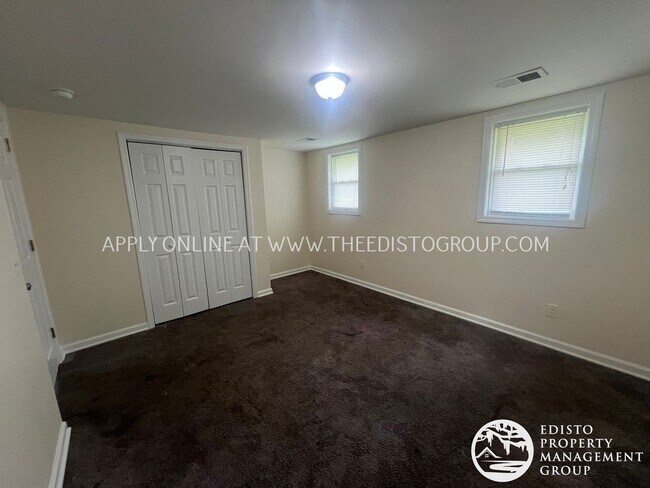Foto del edificio - Charming 3BR Home with Screened Porch & Sp...