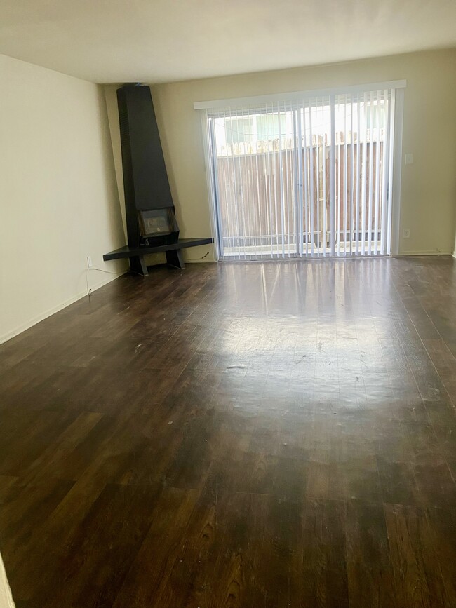 Unit 4 - Living Room - 3724 Westwood Blvd