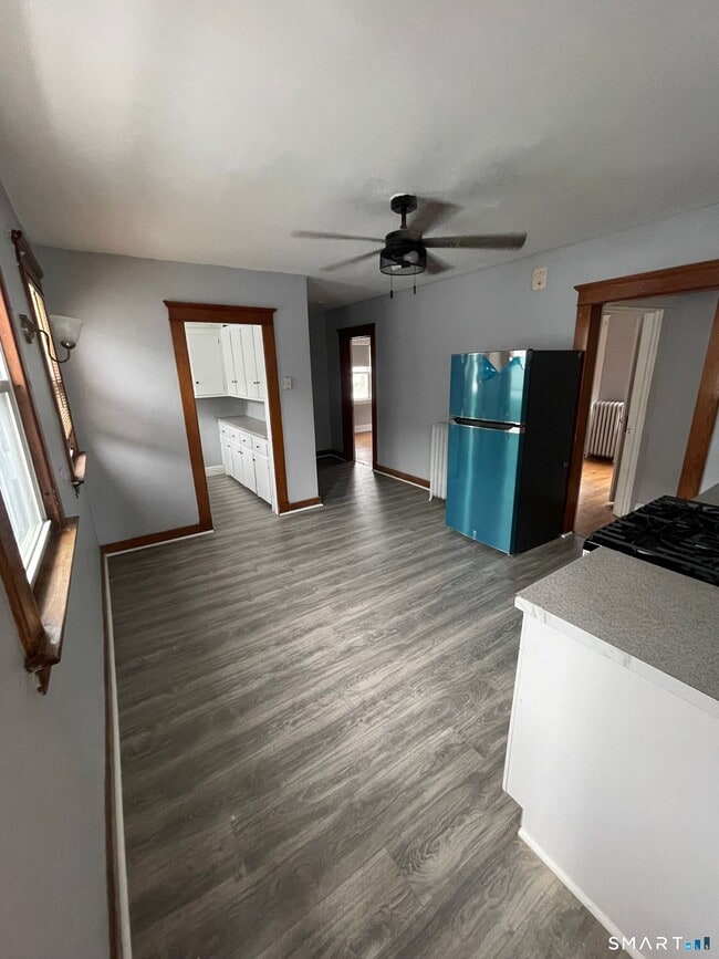 Foto del edificio - 54 Bradley Ave