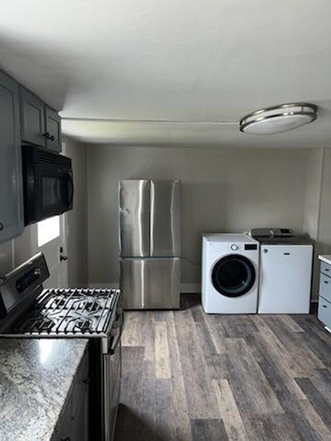 Building Photo - 3 bedroom 1 bath home - fully renovated!