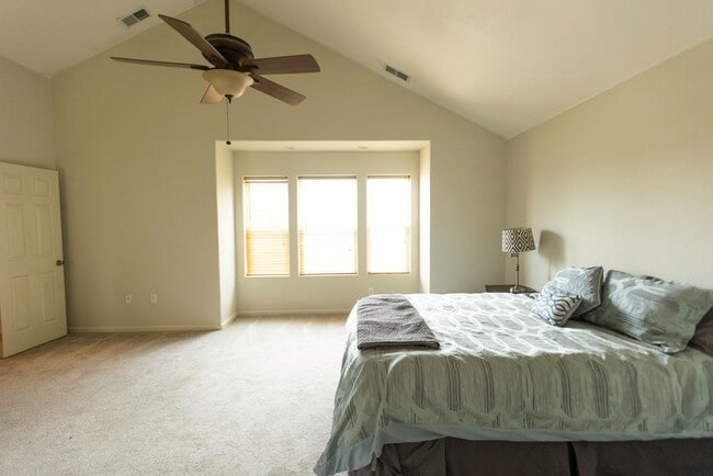 Foto del edificio - 5144 Dudley St