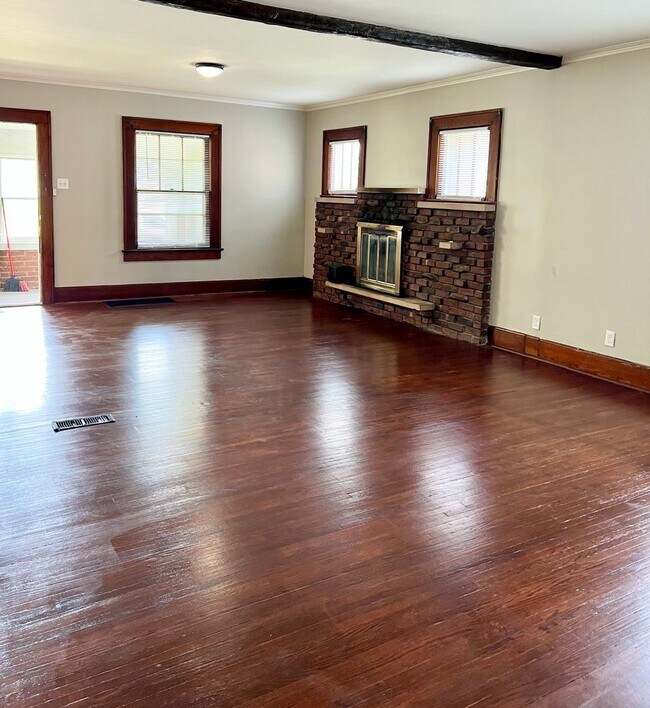Foto del edificio - Charming 2-Bedroom with Fenced Yard, Garag...