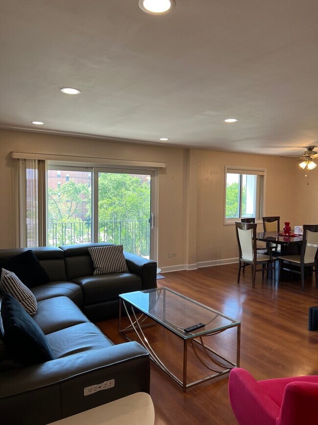 Foto del edificio - 828 Oakton St