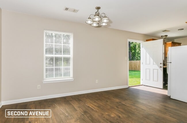Building Photo - 209 Glenn Oak Dr
