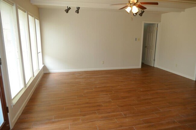 Foto del edificio - 4616 Birch St