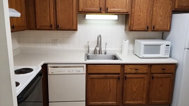 Kitchen - 918 Ridge Sq