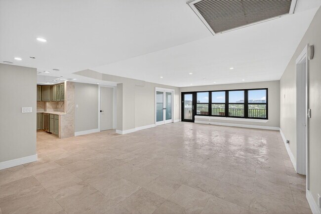 Foto del edificio - 3200 Port Royale Dr N