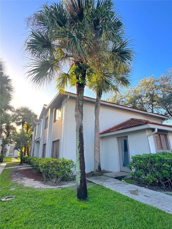 Foto del edificio - 3215 Coral Lake Dr