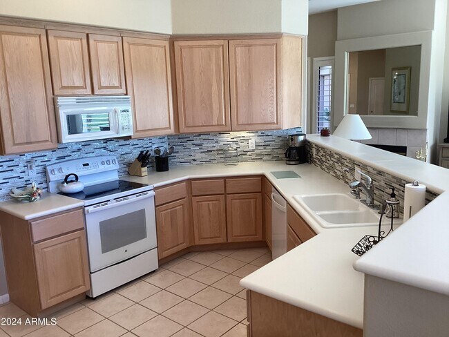Building Photo - 7400 GAINEY CLUB Dr
