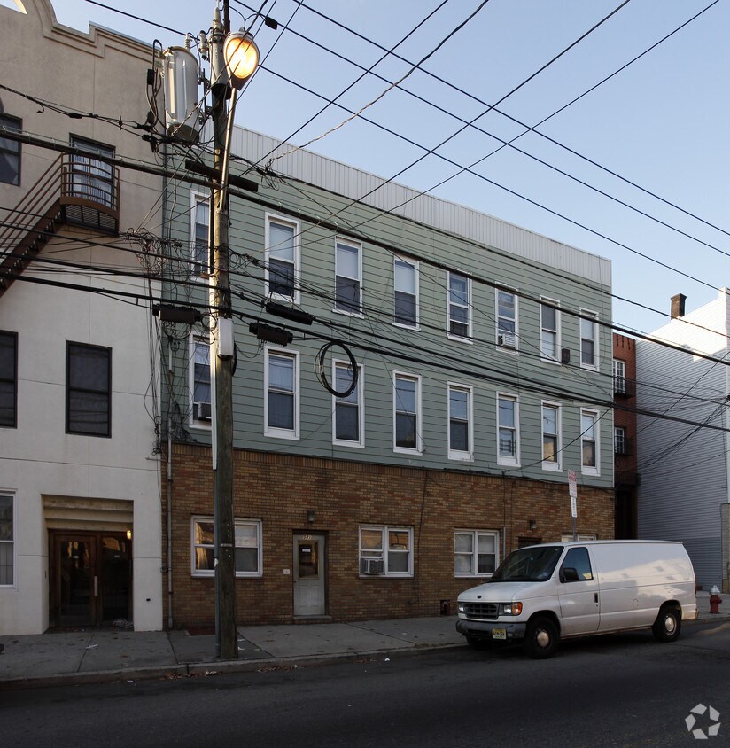 Primary Photo - 581-583 Palisade Ave