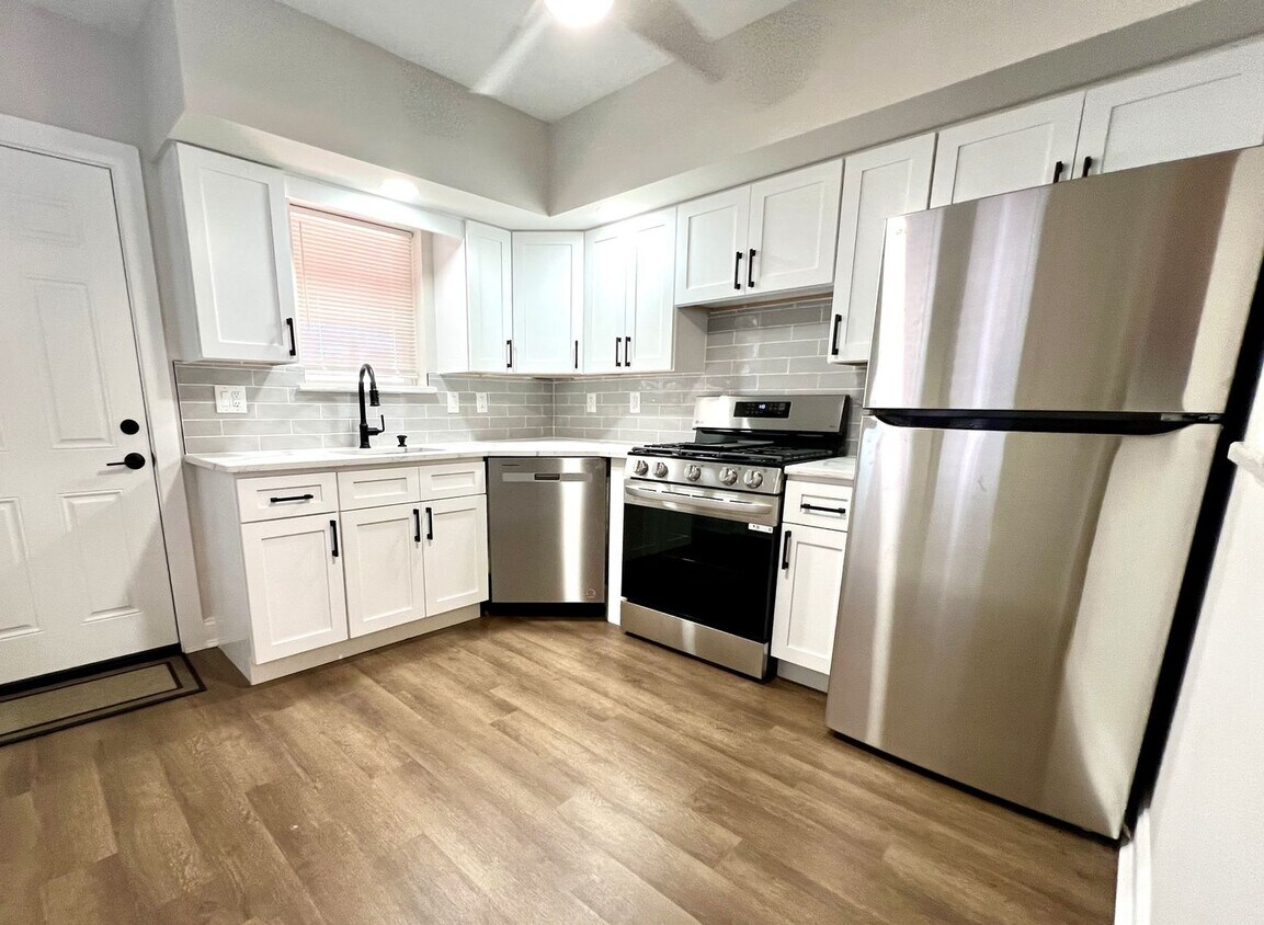 Foto principal - Recently Renovated 3-Bedroom Townhome in T...