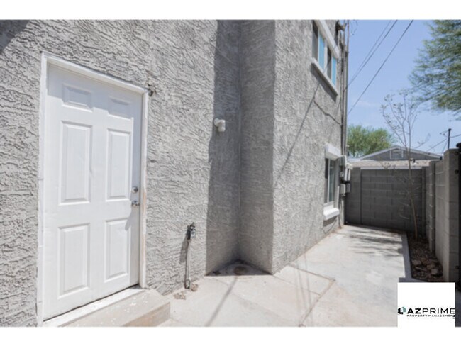 Foto del edificio - Find Comfort and Style in This Beautifully Designed 1/1 Triplex Unit Nestled in a Peaceful Phoenix N