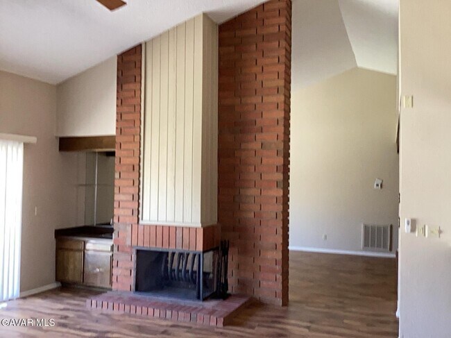 Foto del edificio - 43430 Sierra Vista Dr