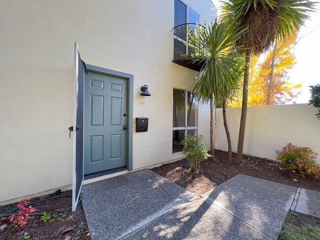 Building Photo - Renovated Two Bedroom Napa Condo Minutes f...