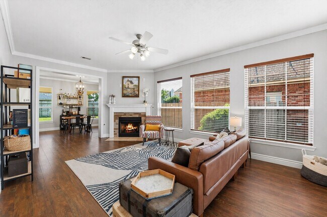 Foto del edificio - 6215 Lake Chase Ct