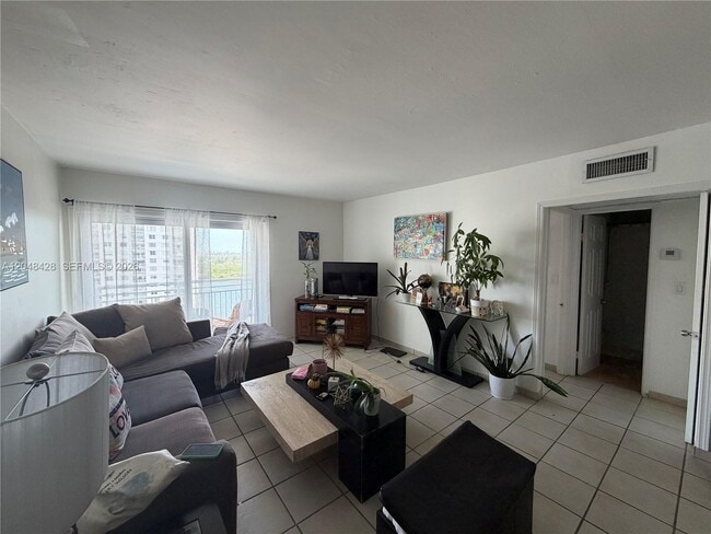Building Photo - 400 Kings Point Dr