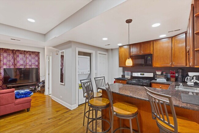 Building Photo - 6509 N Oakley Ave