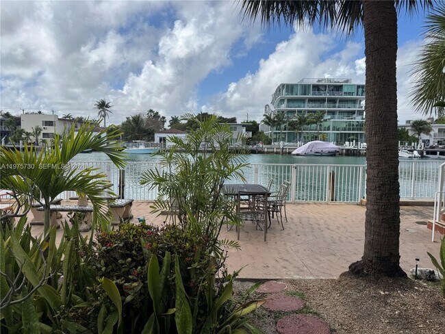 Foto del edificio - 8420 Byron Ave