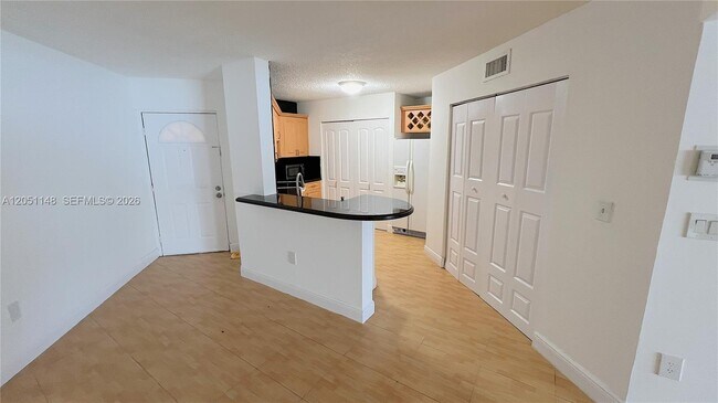 Foto del edificio - 6272 NW 186th St
