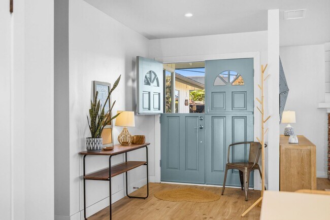 Foto del edificio - Updated Del Mar Home in Great Location with Ocean Views