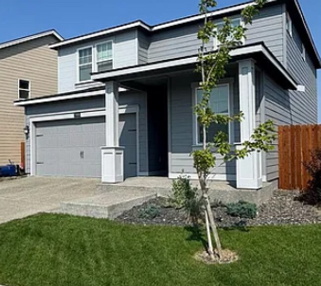 Building Photo - Stylish 4 bed/2.5 bath house